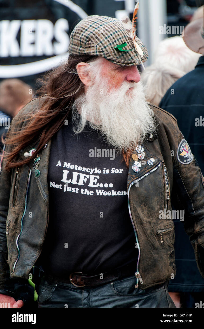Biker indossare una t-shirt che ha dichiarato "un motociclo è per la vita... Non solo il fine settimana. Ace Cafe, Brighton, Inghilterra, Regno Unito Foto Stock