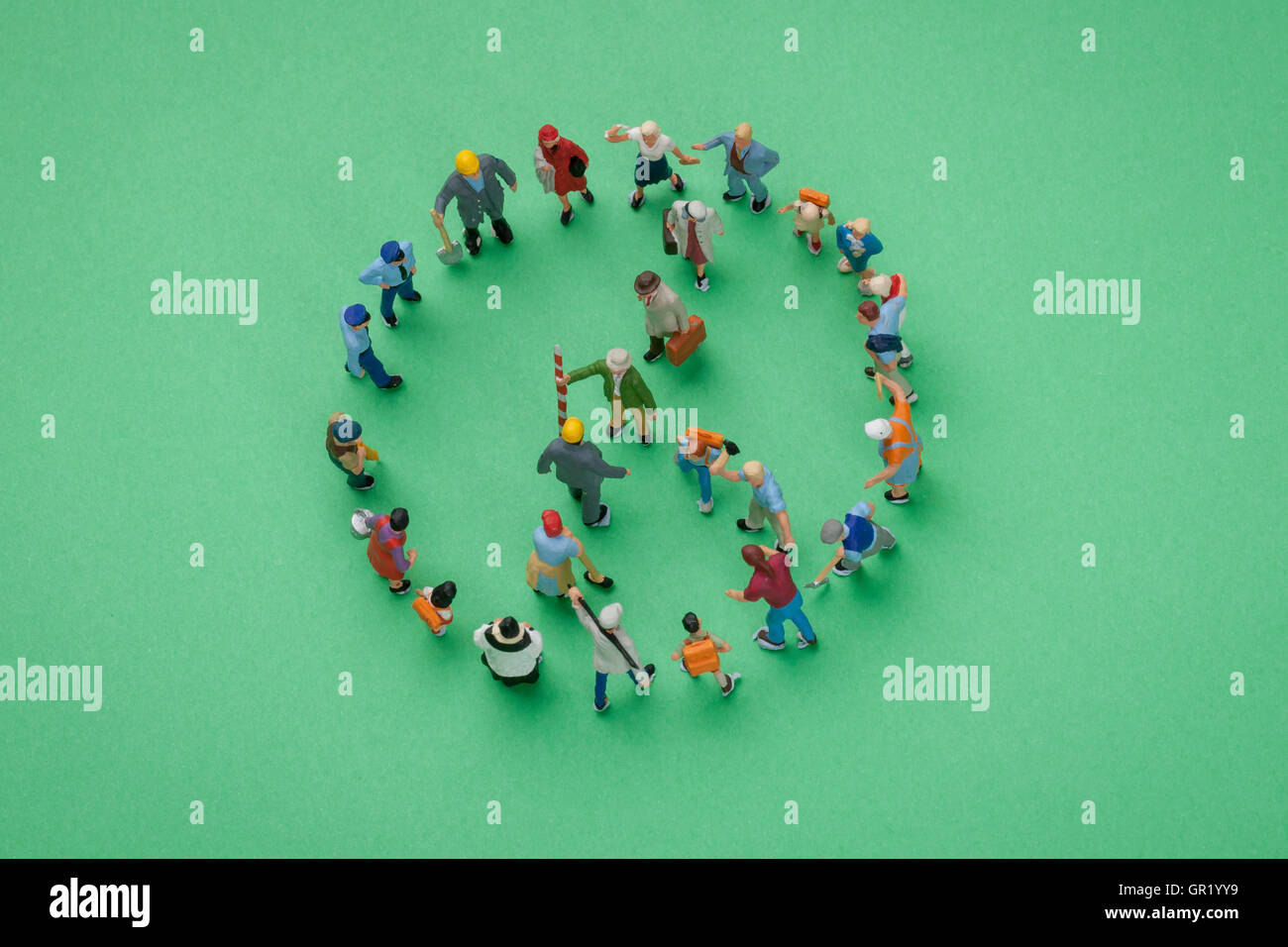 Simbolo di votazioni effettuate con miniature di varie persone Foto Stock