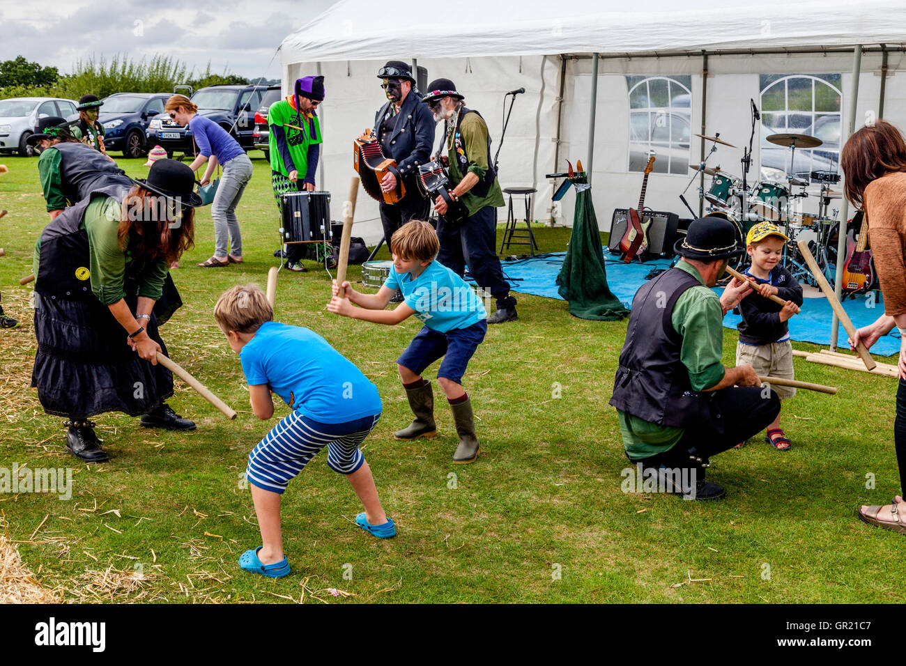 Bambini locali sono insegnate Morris Dancing all annuale Hartfield Village Fete, Hartfield, East Sussex, Regno Unito Foto Stock