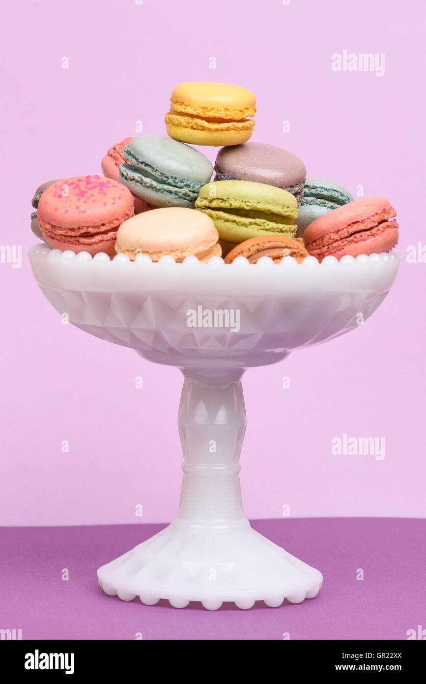Amaretti impilati in un piedistallo bianco piatto Foto Stock