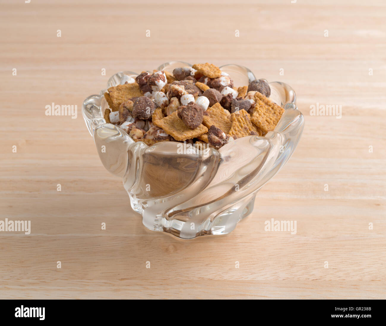Smores candy miscela in una ciotola di vetro su una tavola di legno. Foto Stock