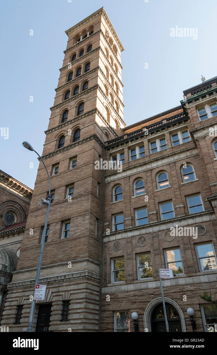 Vista la peculiare Judson Memorial Church's Torre del Campanile e il Judson Hall, Lavaggio Square South, New York City Foto Stock