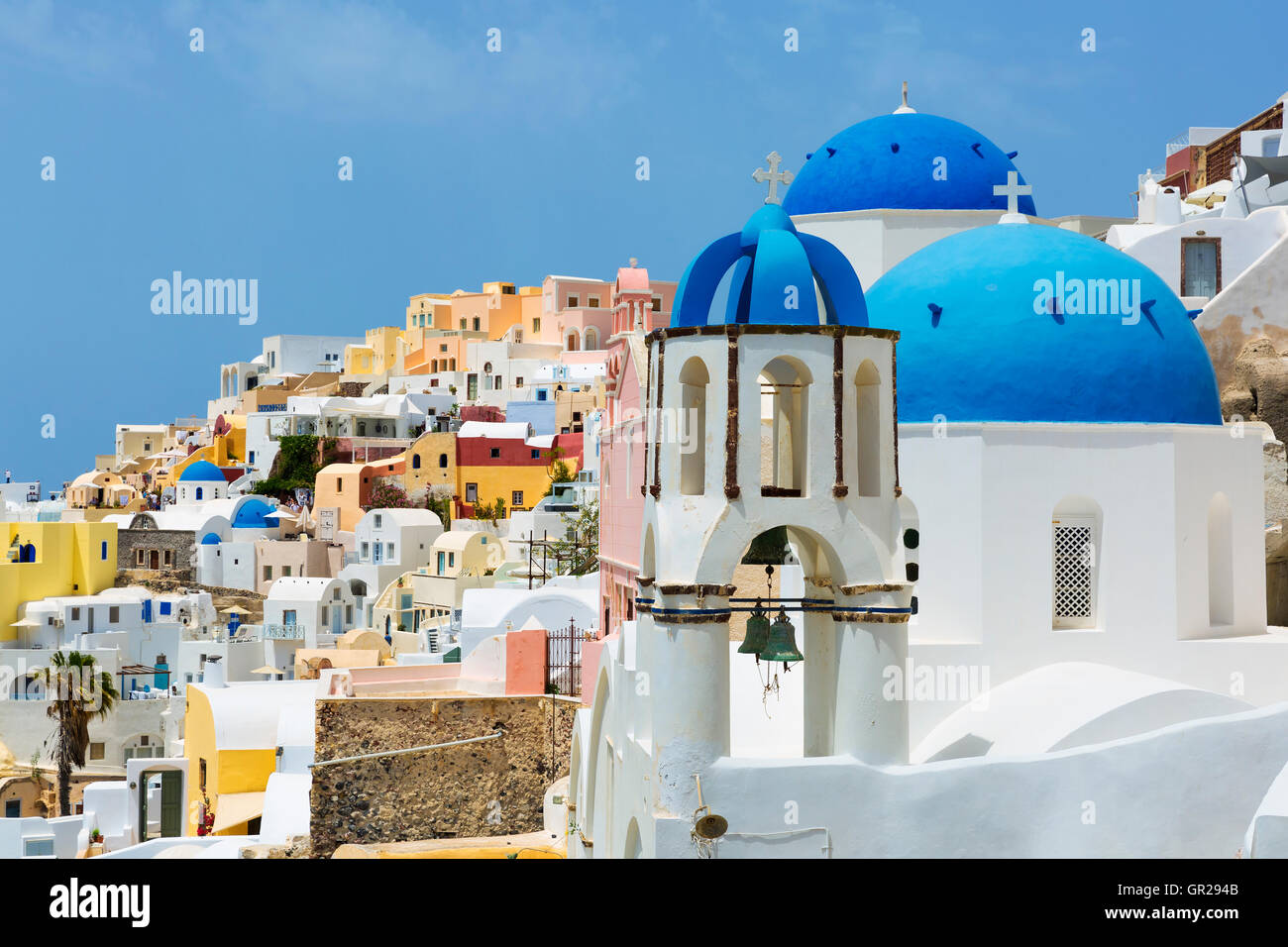 Vista della caldera con cupole blu, Santorini Foto Stock