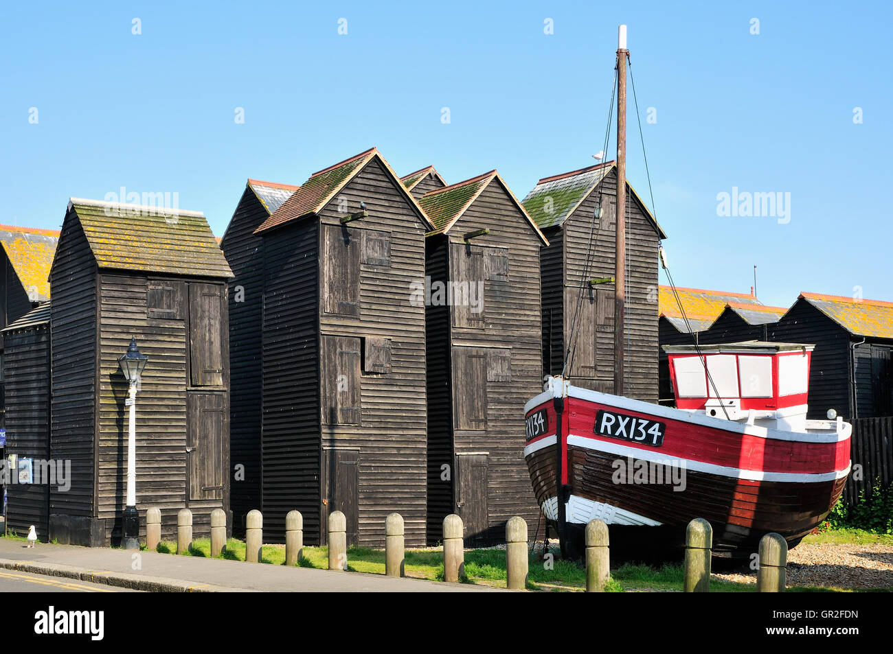 Net capannoni e barche da pesca sulla Stade a Hastings Old Town, East Sussex Regno Unito Foto Stock
