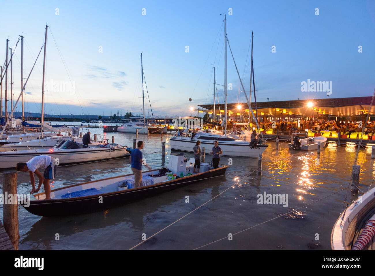 Neusiedl am See: ristorante bar marina barca a vela "ole West' durante la notte, il lago di Neusiedl, Neusiedler See, Austria, Burgenland, Foto Stock