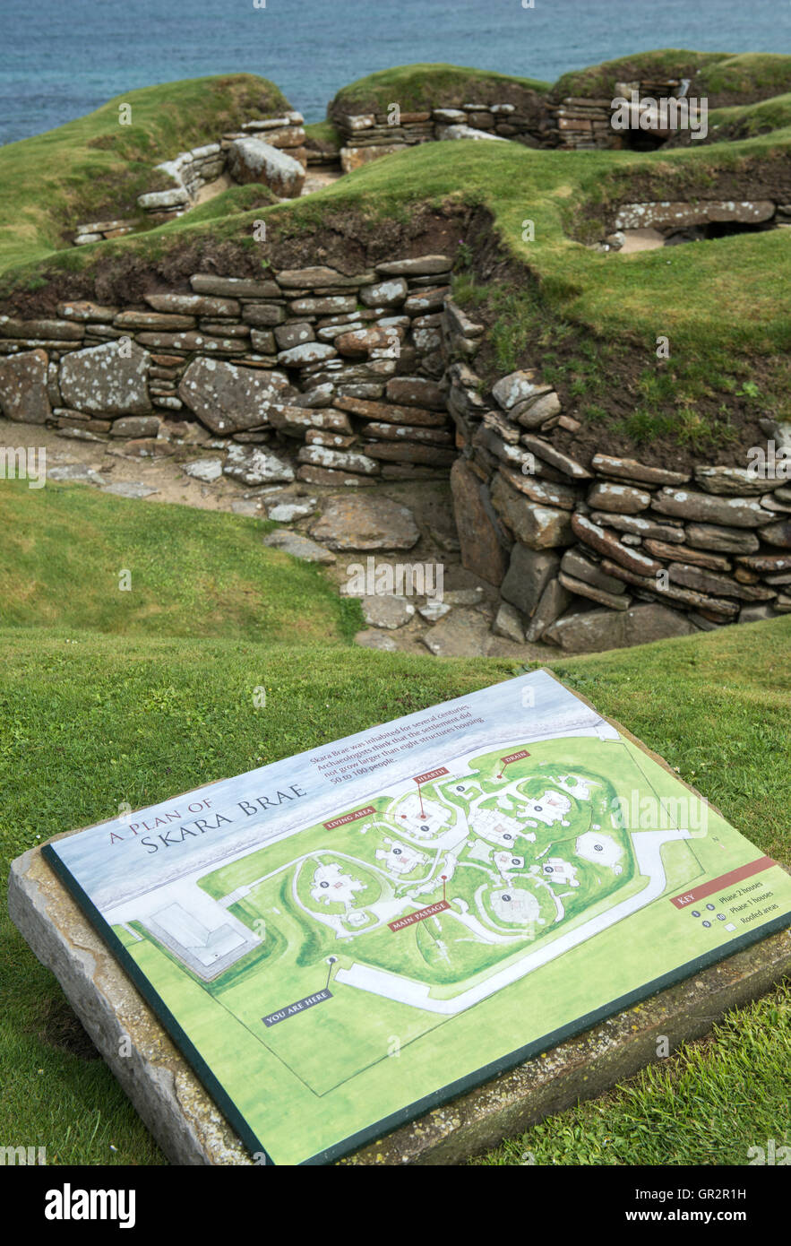 Resti di una delle case a Skara Brae, una pietra-costruito villaggio neolitico sulla costa occidentale delle isole di Orkney in Scozia Foto Stock