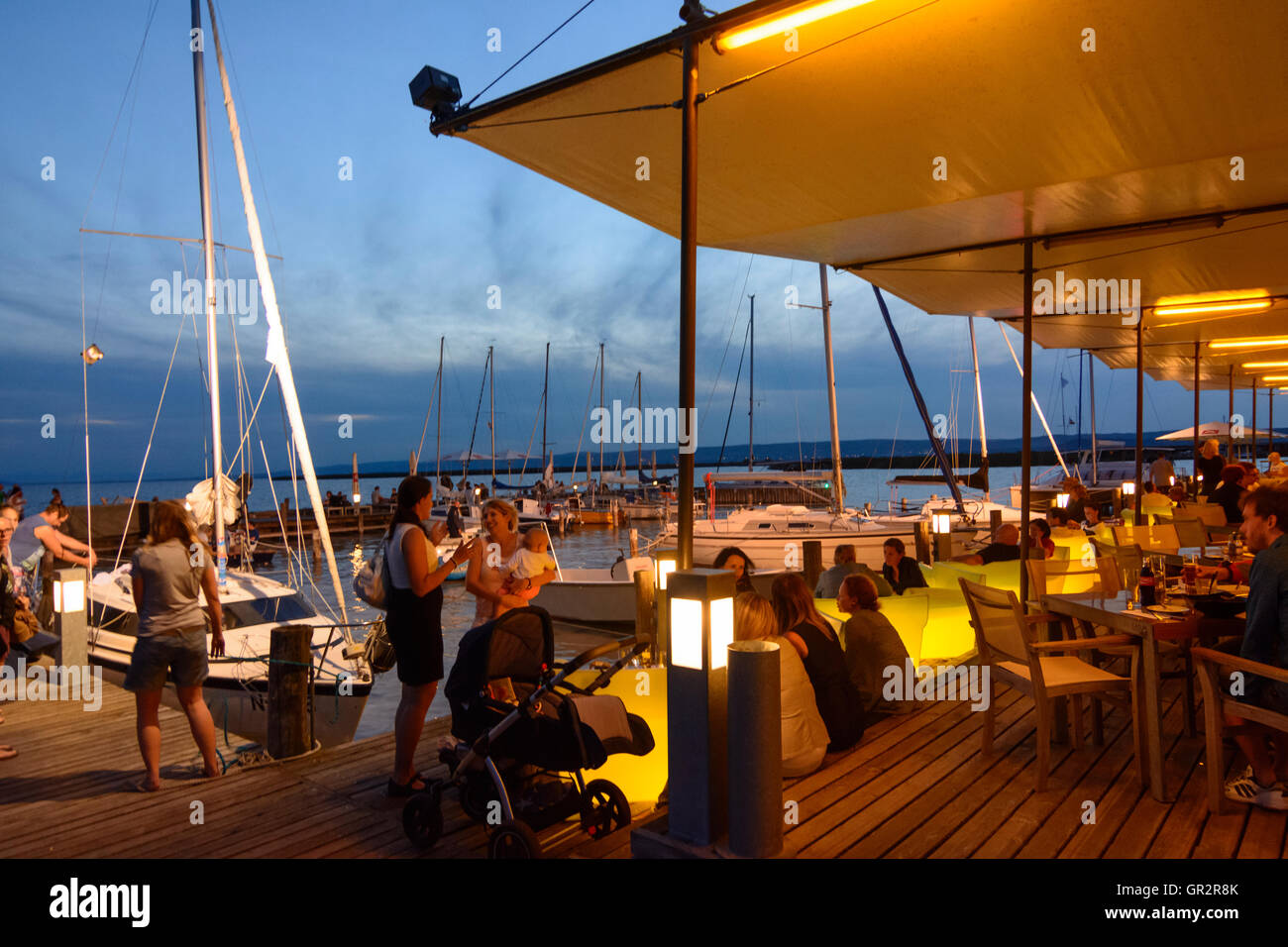 Neusiedl am See: ristorante bar marina barca a vela "ole West' durante la notte, il lago di Neusiedl, Neusiedler See, Austria, Burgenland, Foto Stock