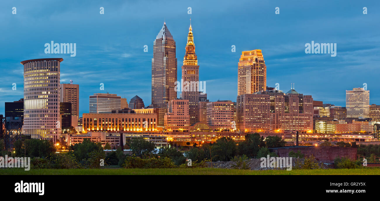 Cleveland. Immagine panoramica di Cleveland Downtown a blu crepuscolo ora. Foto Stock