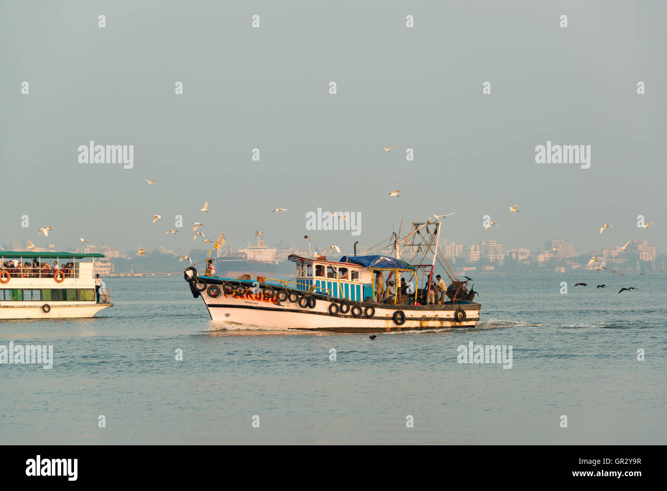Barca da pesca nel Lago Vembanad tra Kochi e Ernakulum, Kerala, India Foto Stock