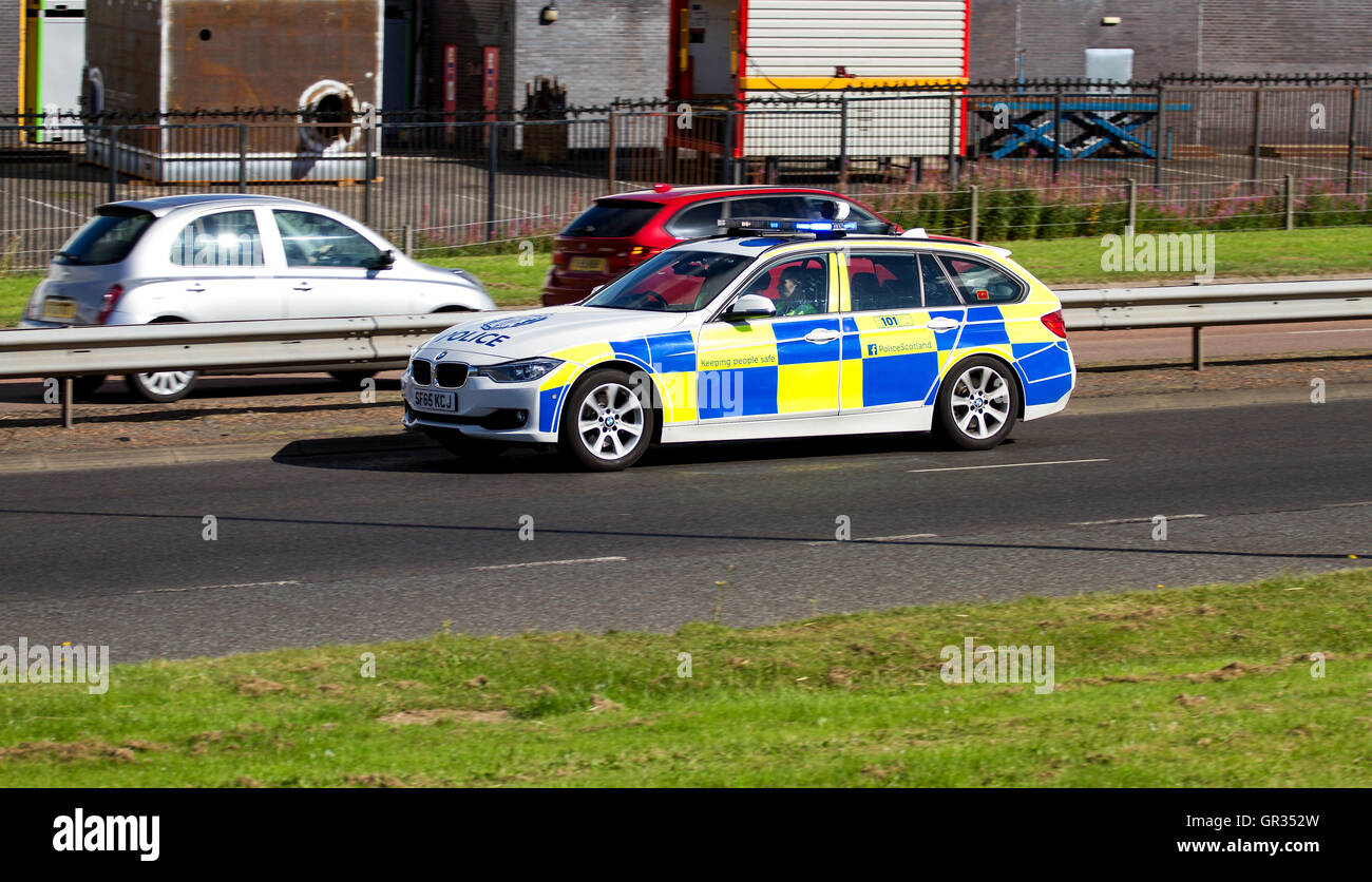 Una polizia Scozia BMW polizia auto di polizia che accelera in risposta ad un incidente lungo la Kingsway West doppia carreggiata a Dundee, Scozia Foto Stock