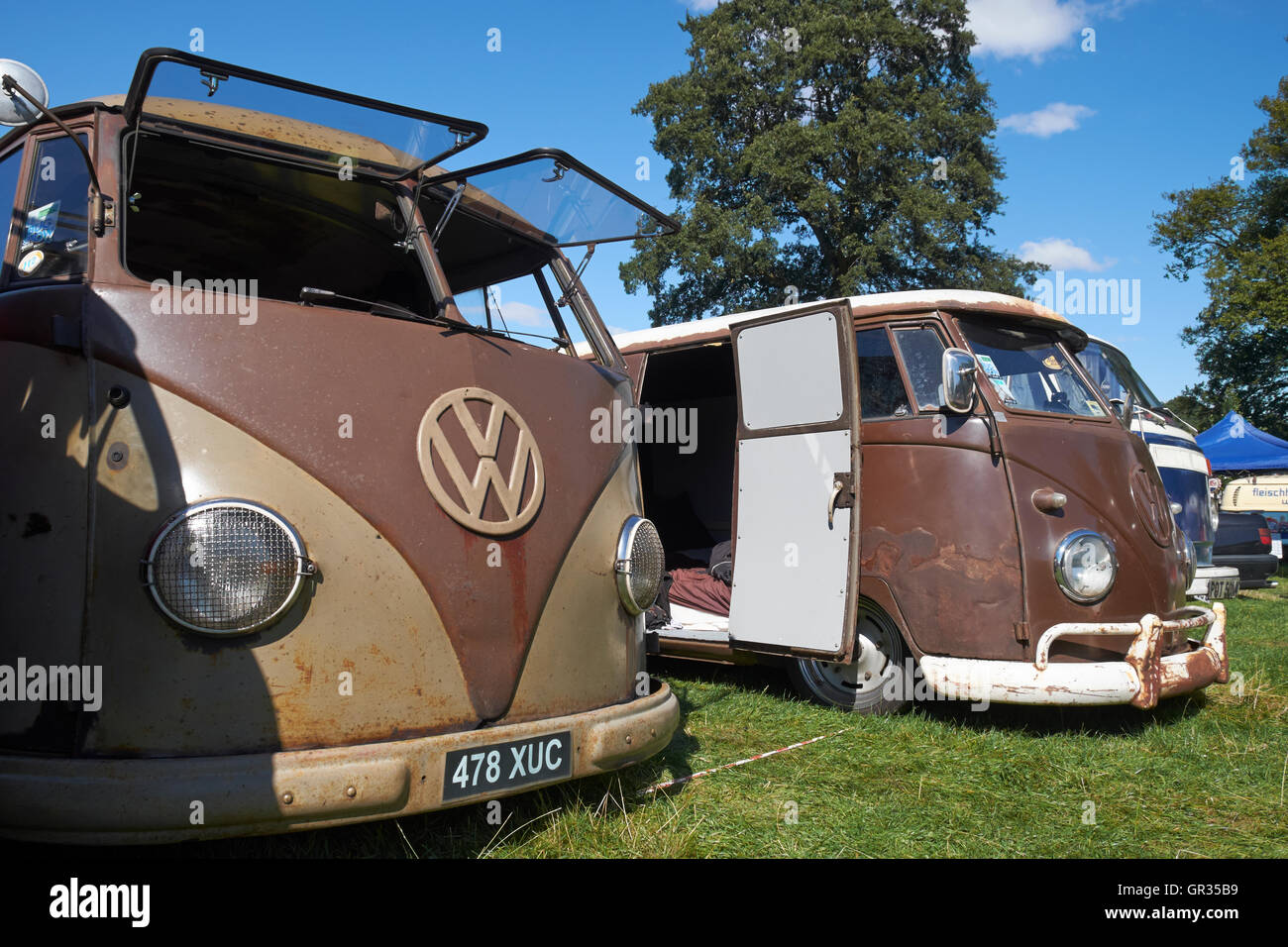 'Rat look' abbassato in split-screen di furgoni VW al Viva Skeg Vegas Classic VW mostra, Revesby Park, Lincolnshire, Regno Unito. Foto Stock