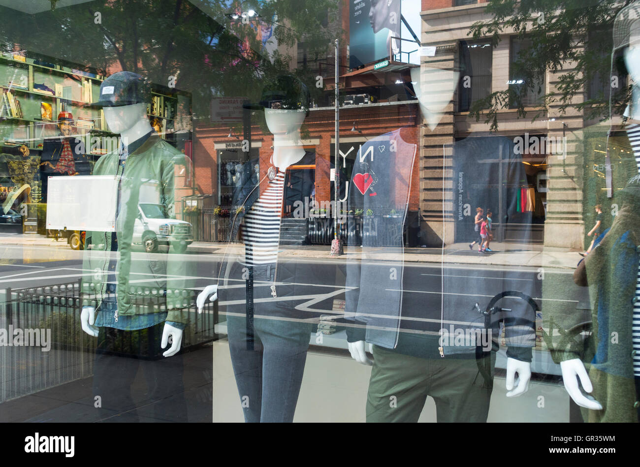 La vita di strada riflessa nella finestra di uno degli uomini del negozio di moda nella città di New York Foto Stock