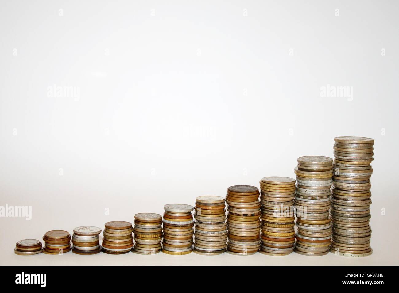 Crescita delle pile di monete Foto Stock
