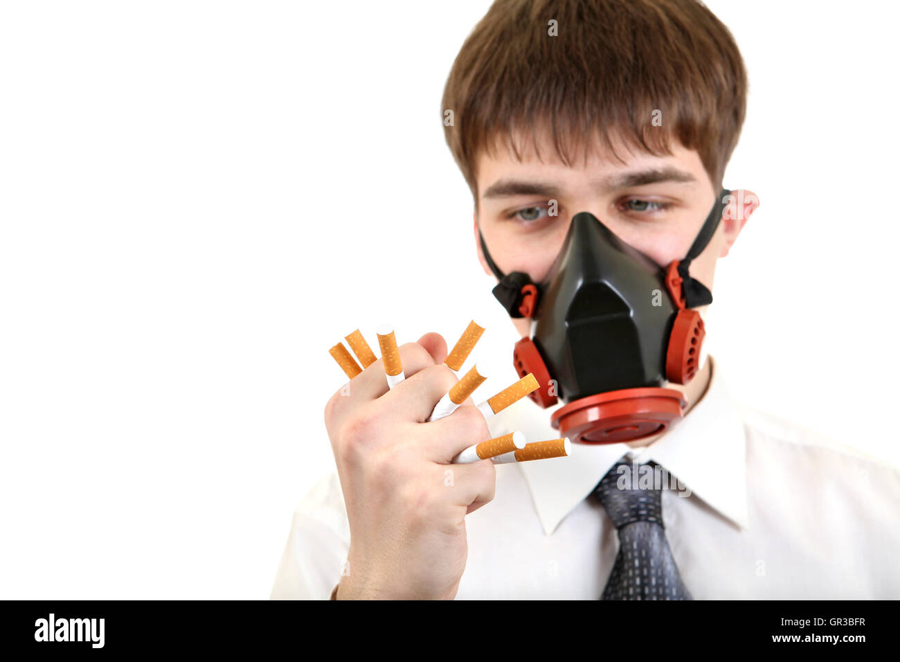 Uomo in maschera la frantumazione di una sigarette Foto Stock