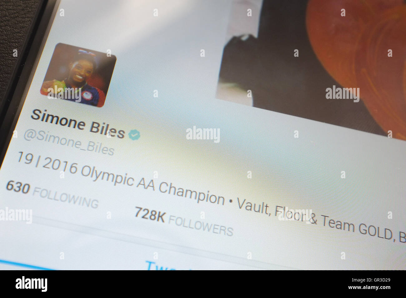 Simone Biles su Twitter visualizzato su una schermata di tablet pc. Foto Stock