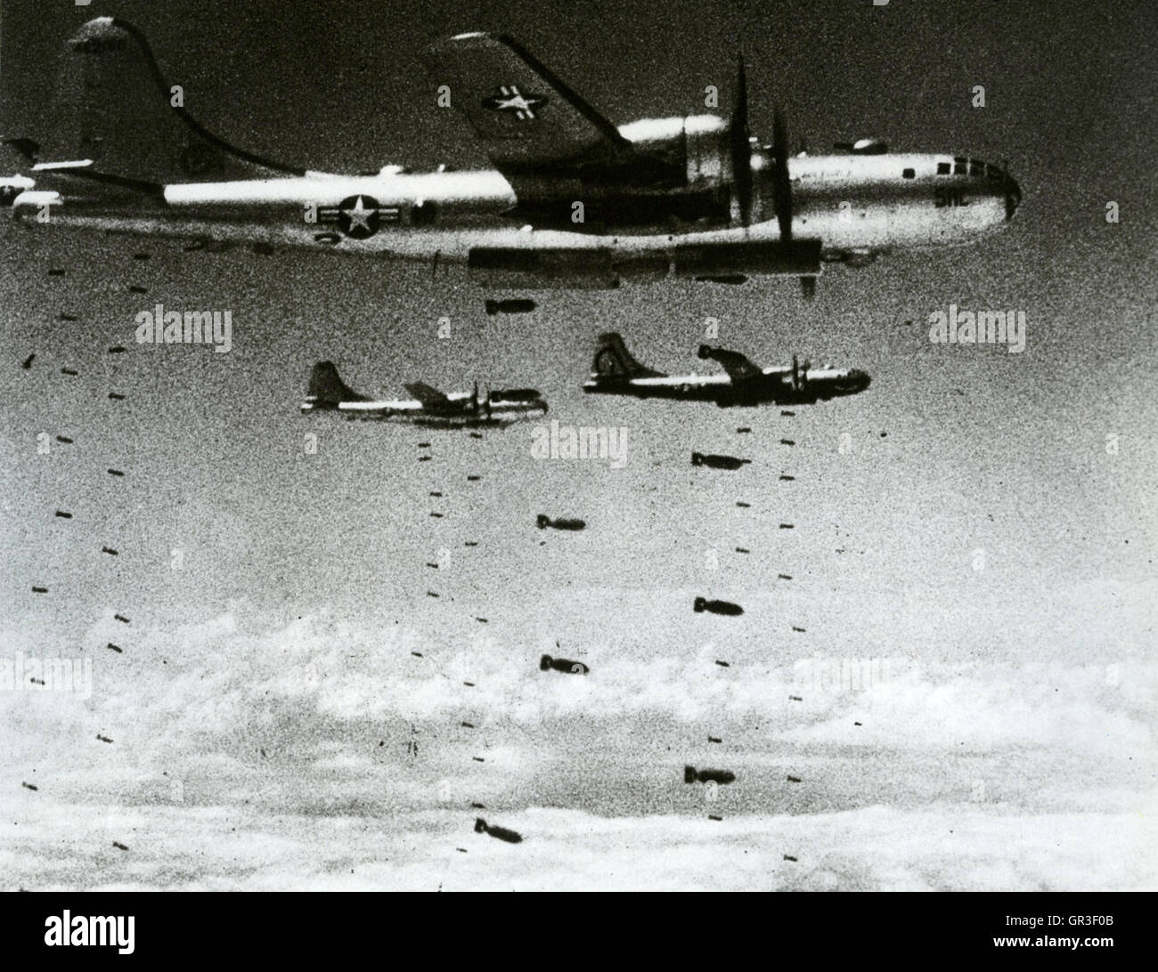 Guerra coreana US Air Force B-29 Superfortresses su una luce diurna bombardamento circa 1951 Foto Stock