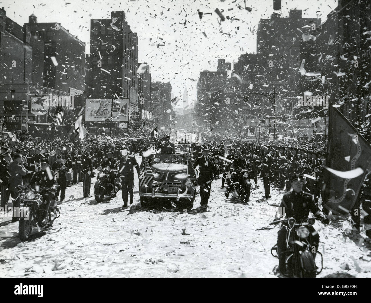 GENERAL DOUGLAS MacARTHUR (1880-1964)-Ticker tape parade di New York 20 Aprile 1951 Foto Stock