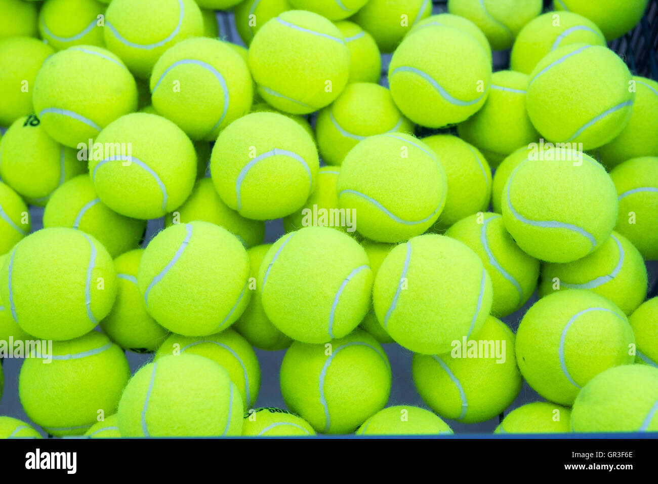 Sacco di colore giallo brillante palle da tennis come sfondo Foto stock -  Alamy