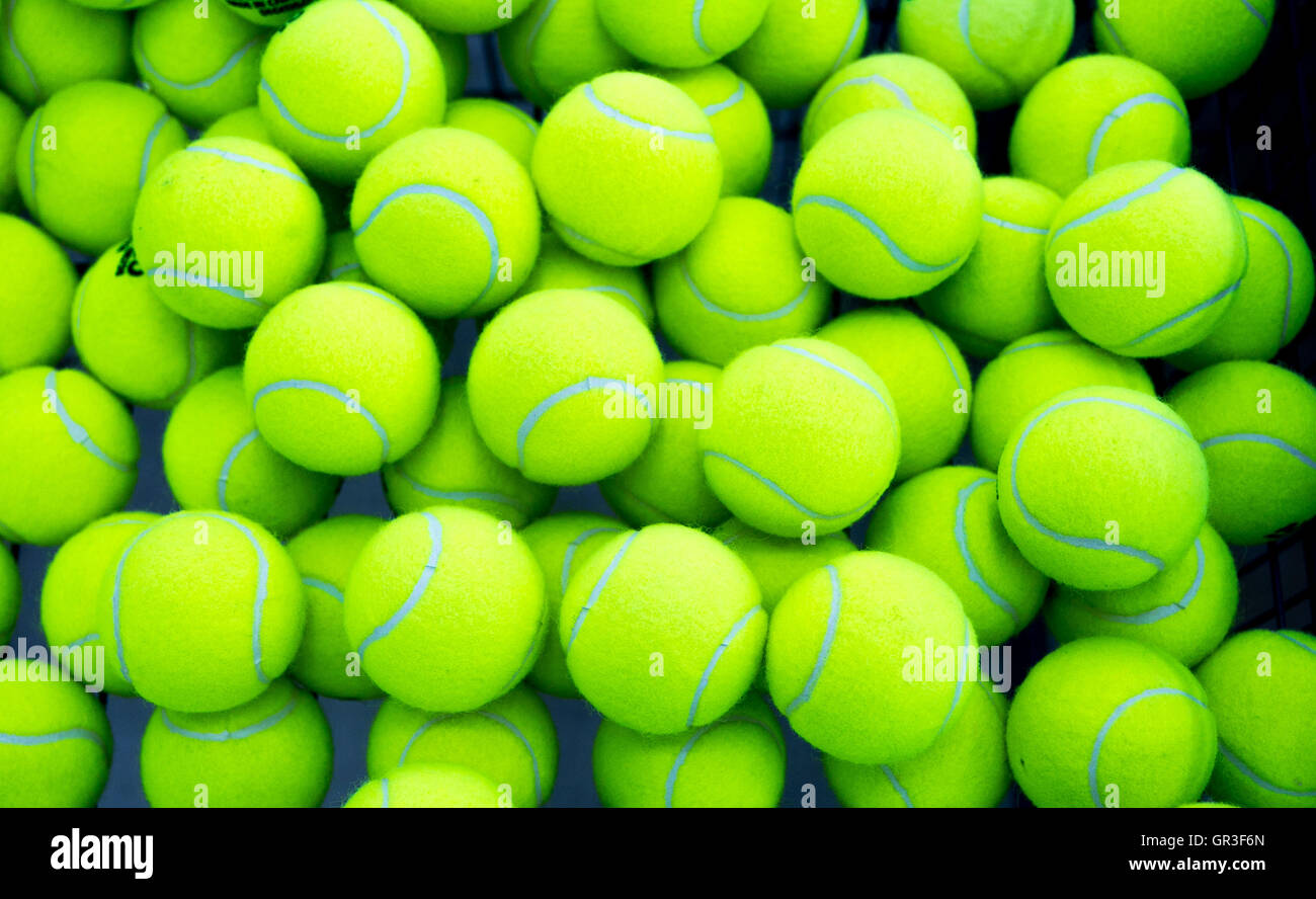 Sacco di colore giallo brillante palle da tennis come sfondo Foto stock -  Alamy