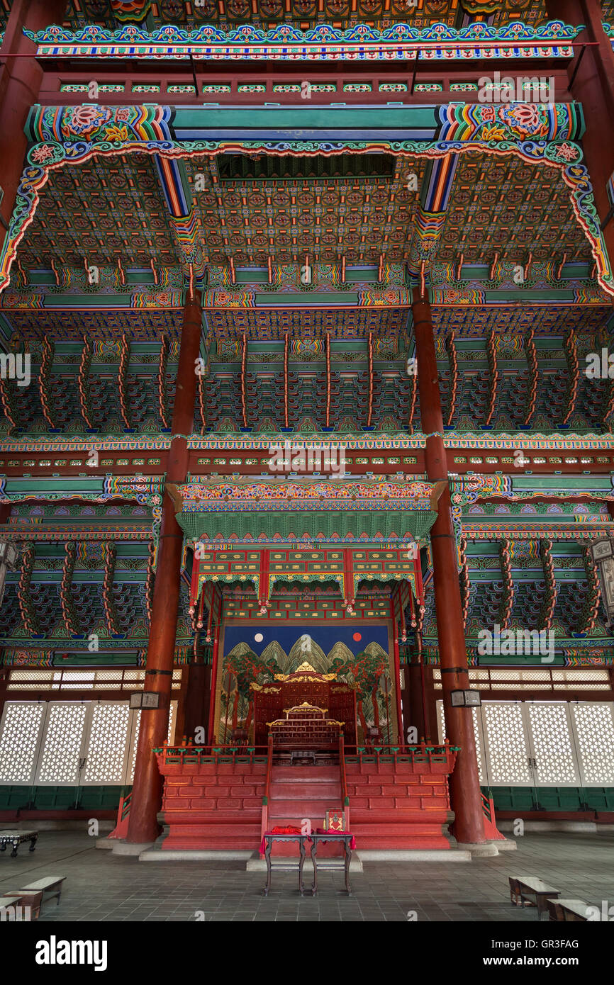 All'interno del Geunjeongjeon, il Trono Hall, al Palazzo Gyeongbokgung, principale palazzo Reale della Dinastia Joseon, a Seul, in Corea del Sud. Foto Stock All'interno del Geunjeongjeon, il Trono Hall, al Palazzo Gyeongbokgung, principale palazzo Reale della Dinastia Joseon, a Seul, in Corea del Sud. Foto Stock