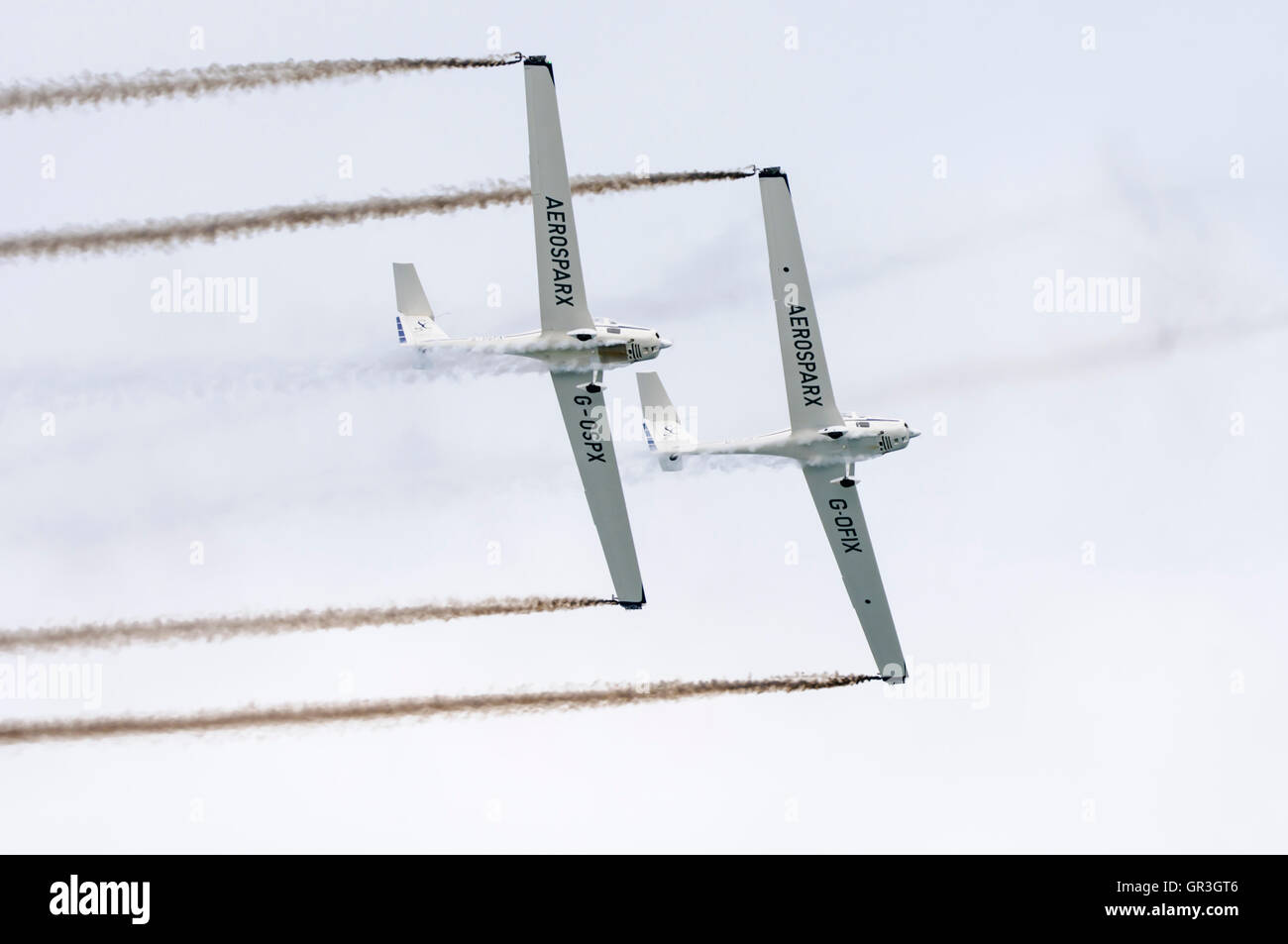 Aerosparx, un acrobatico duo battenti Grob G 109 motore alianti, eseguire una serie di parapendio vola attraverso il cielo. Il velivolo è il primario trainer per la RAF. Foto Stock