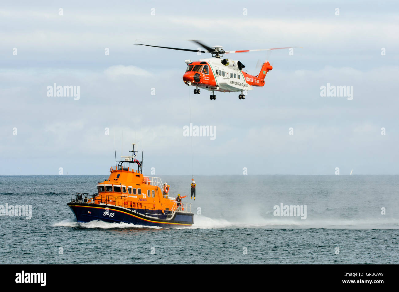 Winchman del Sikorsky S-92 dalla guardia costiera irlandese è winched giù a Portrush scialuppa di salvataggio, RNLB William Gordon bava Foto Stock