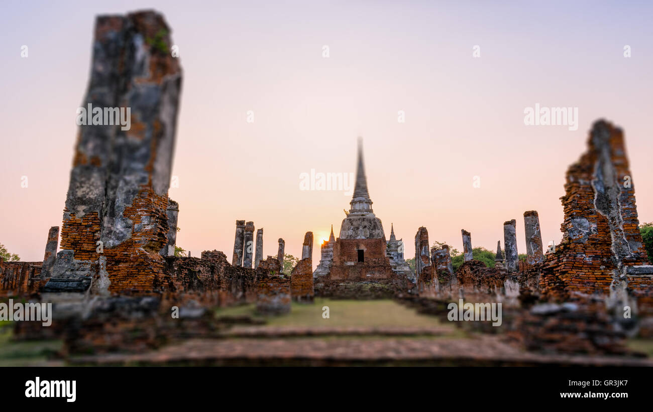 Tilt-Shift per lo sfondo, antiche rovine e la pagoda di Wat Phra Si Sanphet vecchio tempio famose attrazioni durante il tramonto Foto Stock