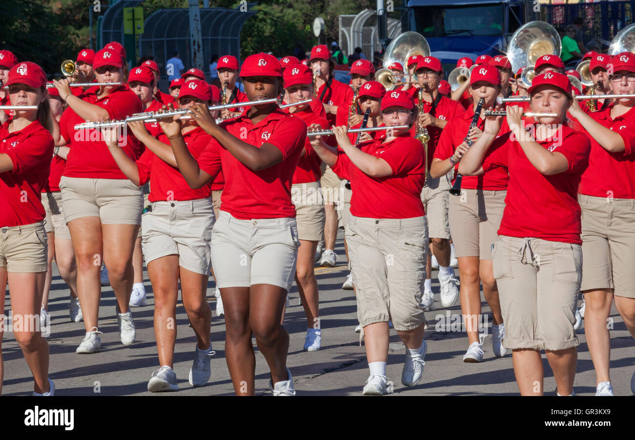Detroit, Michigan - Il Chippewa Valley High School marching band suona durante il Detroit la parata del giorno del lavoro. Foto Stock