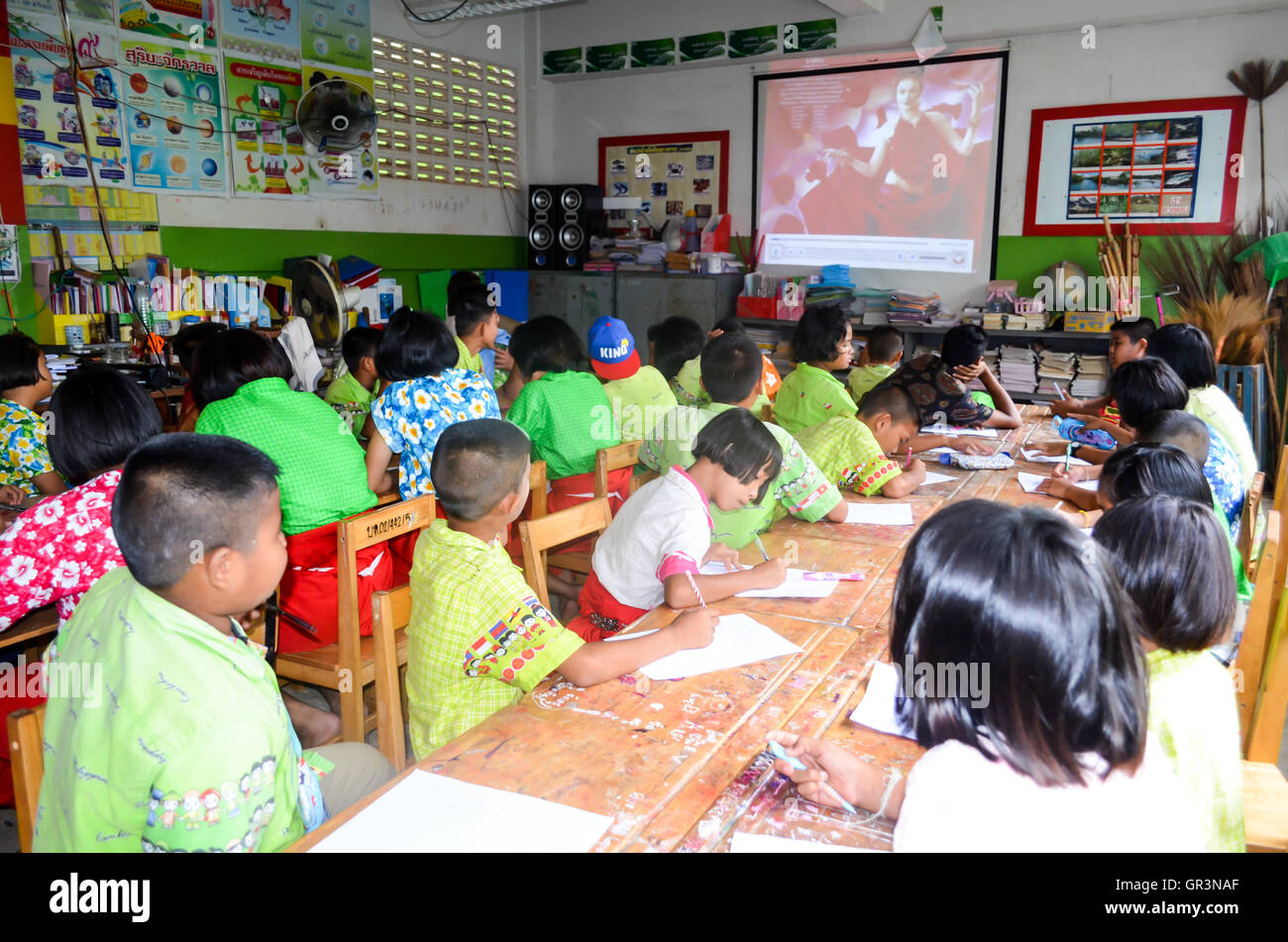Bambini sconosciuti in attività accademiche giorno di scuola alle elementari. Foto Stock
