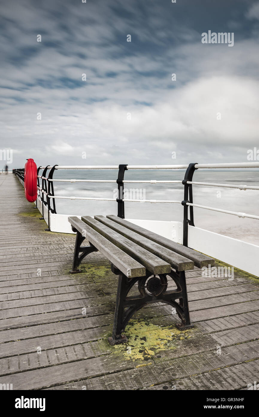 Banco vuoto su Saltburn Pier, inizio giornata di primavera. Saltburn dal mare, North Yorkshire. Regno Unito. Foto Stock