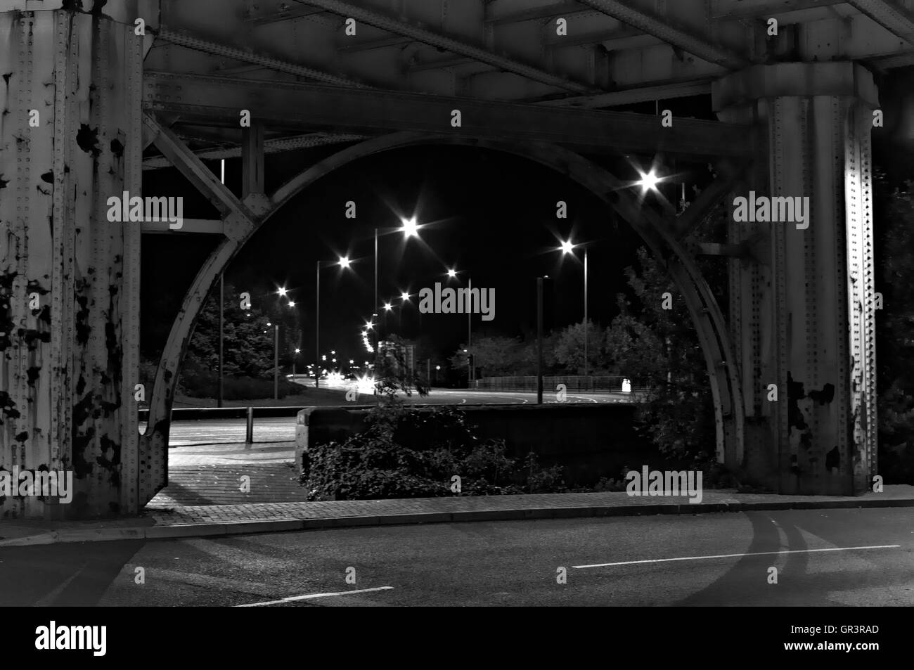 Sotto il ponte costruzioni di notte Foto Stock