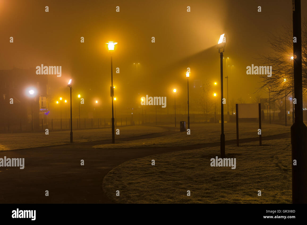 Doncaster parco intorno al Minster nella nebbia di notte Foto Stock