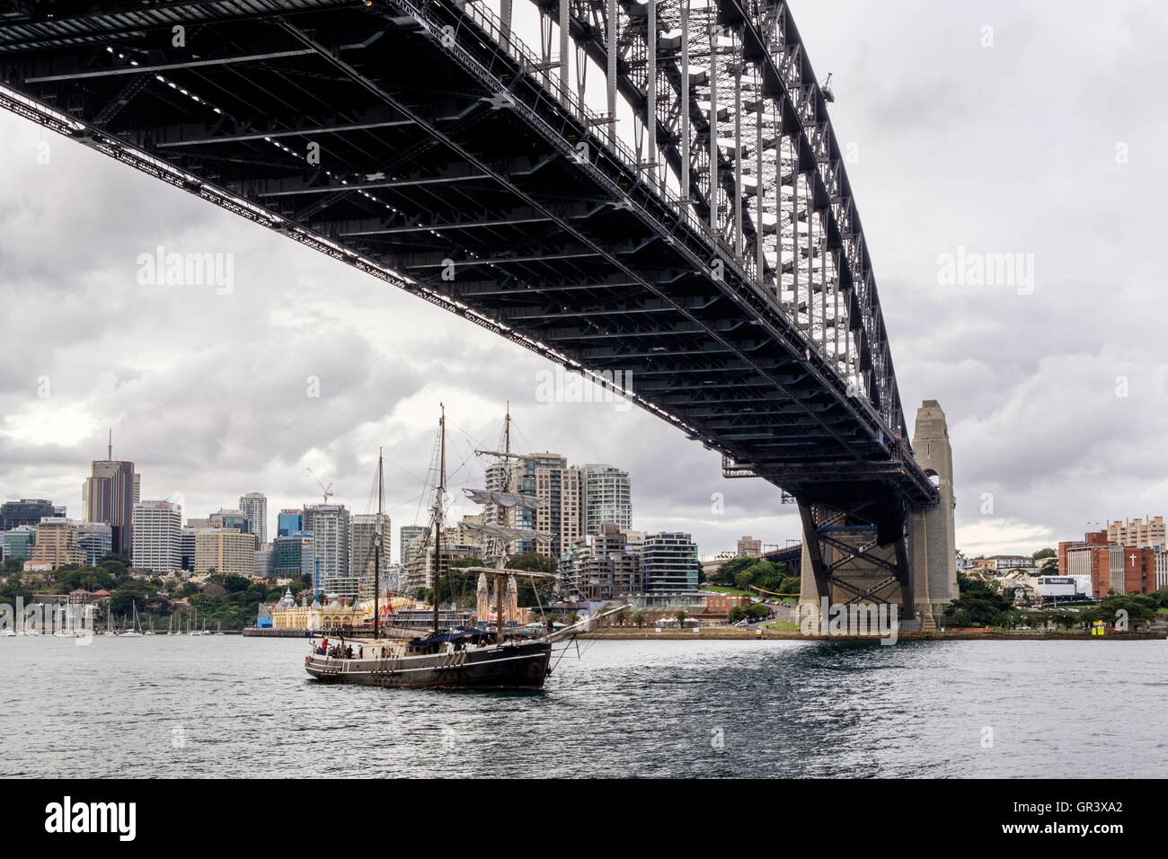Nave a vela sotto il Ponte del Porto di Sydney, Sydney Foto Stock
