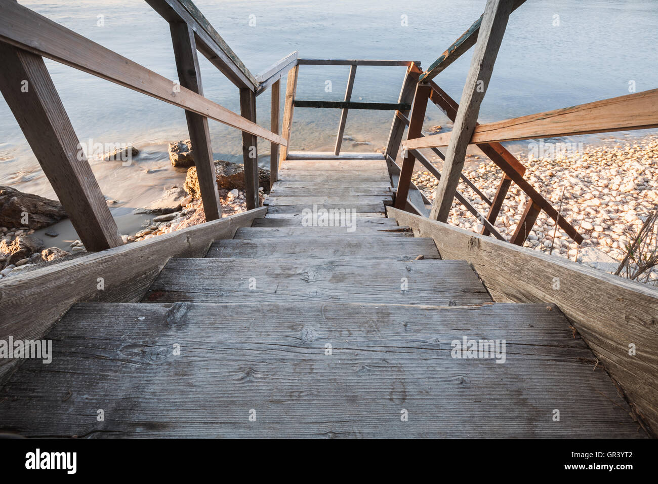 Vista prospettica di scale di legno che scendono verso il mare. L'isola di Zante, Grecia Foto Stock