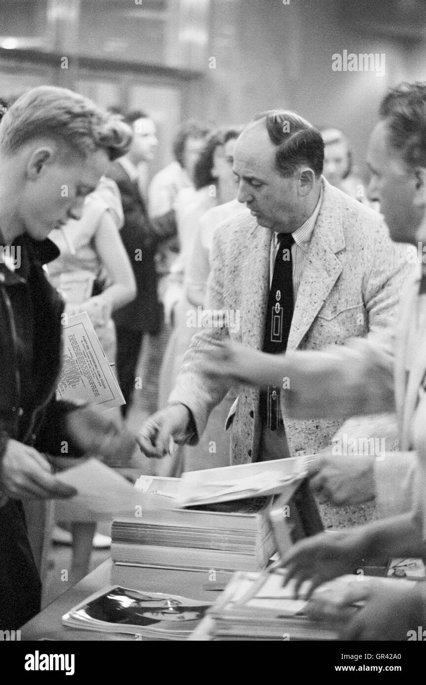 Il colonnello Tom Parker, la vendita di materiale promozionale di Elvis presso la University of Dayton Fieldhouse, 27 maggio, 1956. Foto Stock