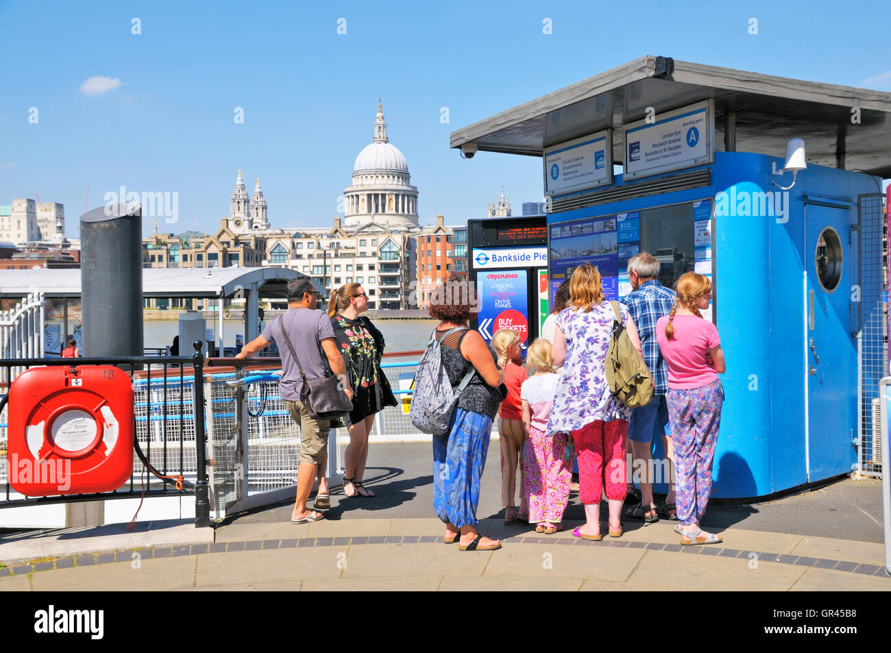 La gente a Bankside Pier acquistando i biglietti per le gite in barca sul fiume Thames, London, England, Regno Unito Foto Stock