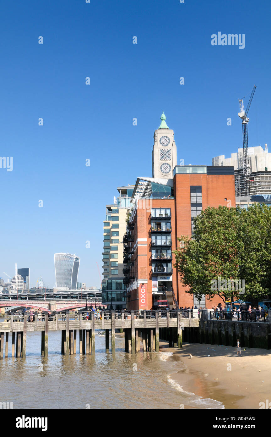 OXO Tower e il fiume Tamigi e il South Bank di Londra, England, Regno Unito Foto Stock