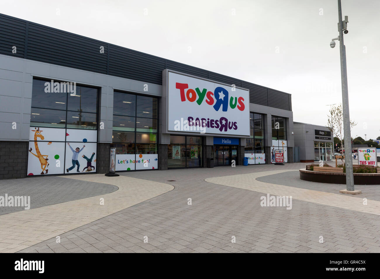 Toys R Us storefront nella Roaring Meg retail park nella bellissima contea del Hertfordshire Inghilterra Foto Stock