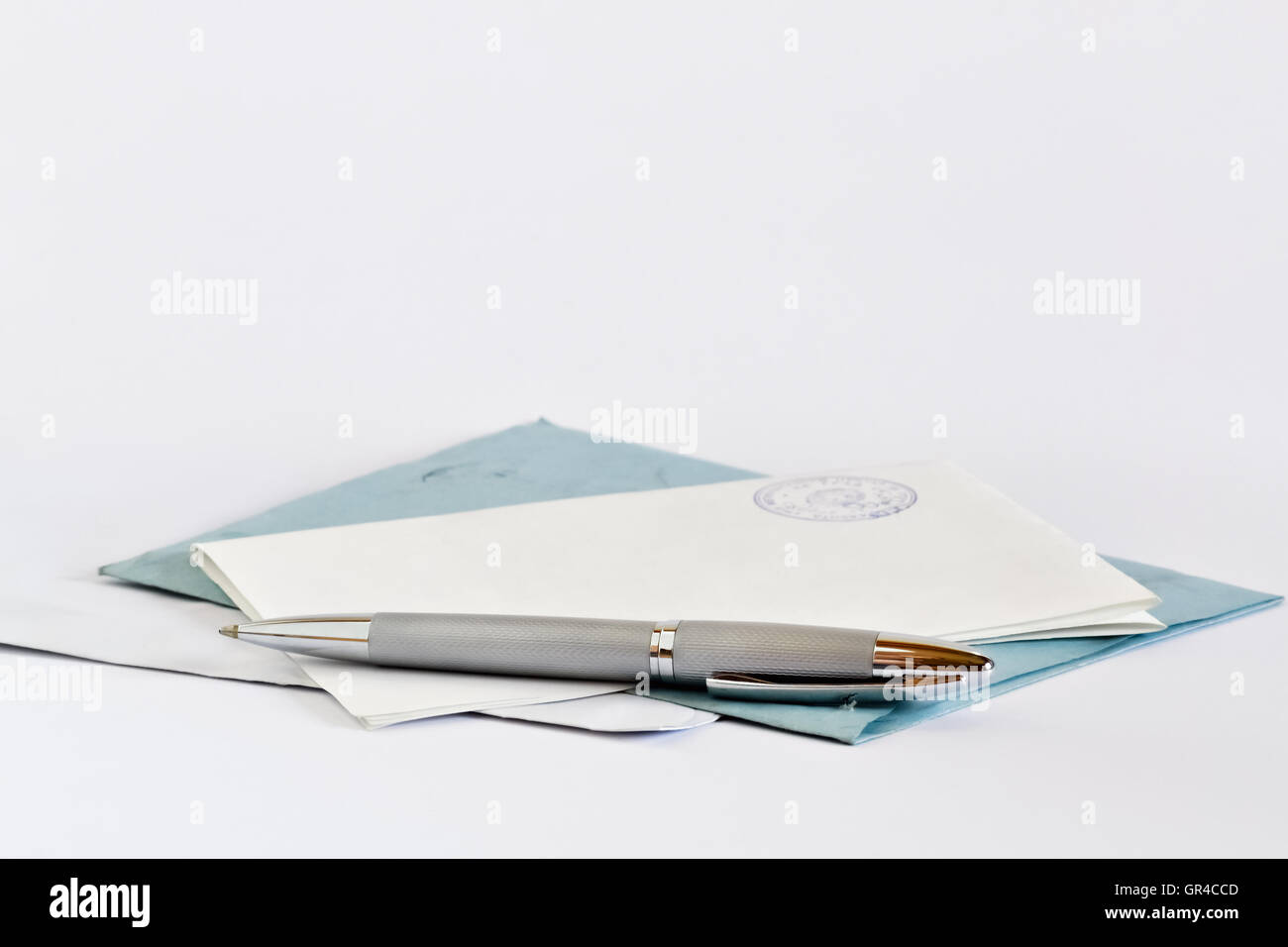 Ingrandimento di un documento ufficiale e la busta su sfondo lucido Foto Stock