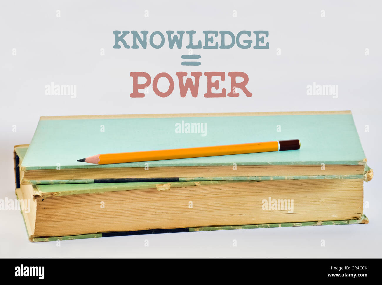 Due vecchi libri di testo e la conoscenza è potere su sfondo lucido Foto Stock