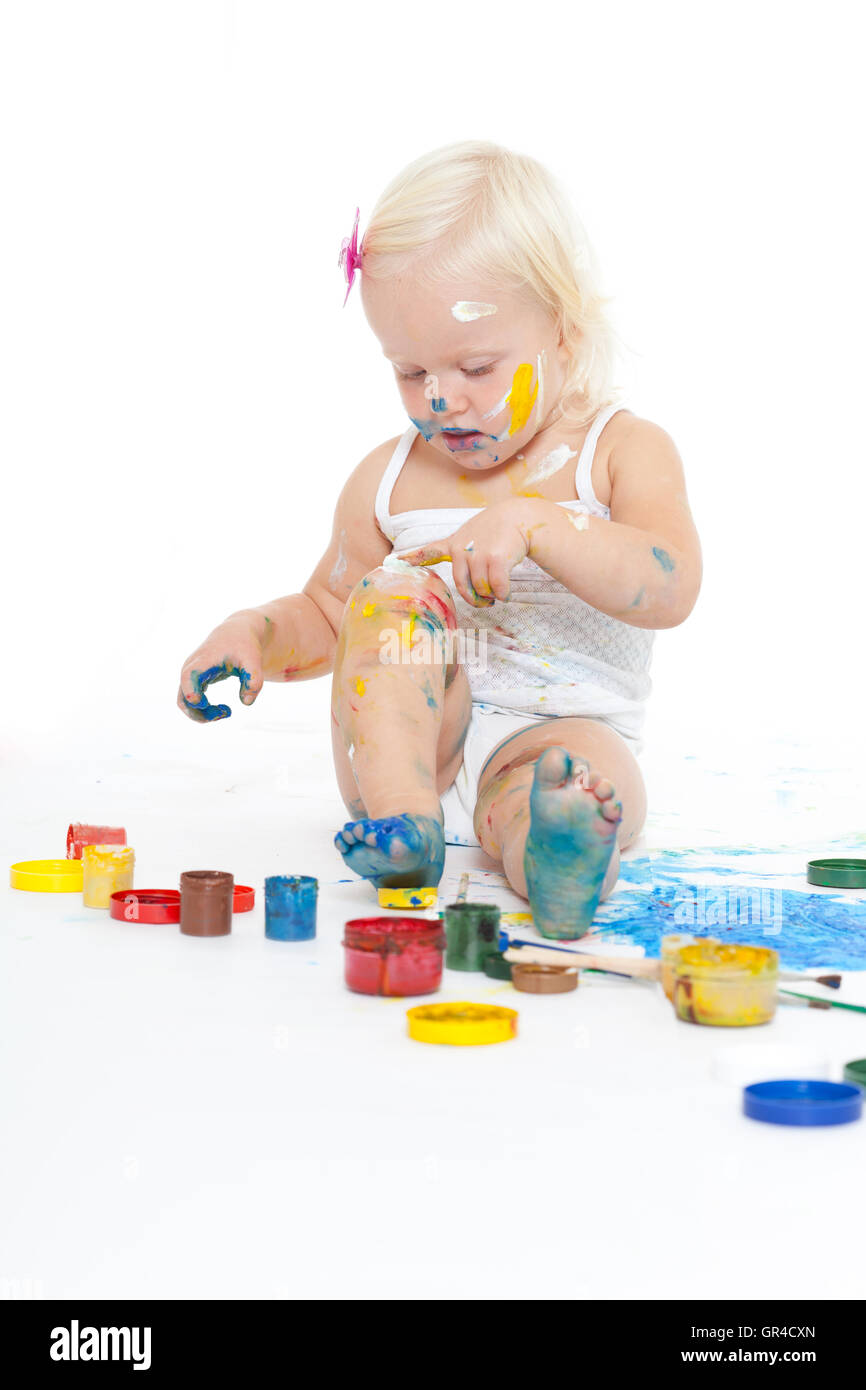Bambina bedaubed con colori brillanti Foto Stock