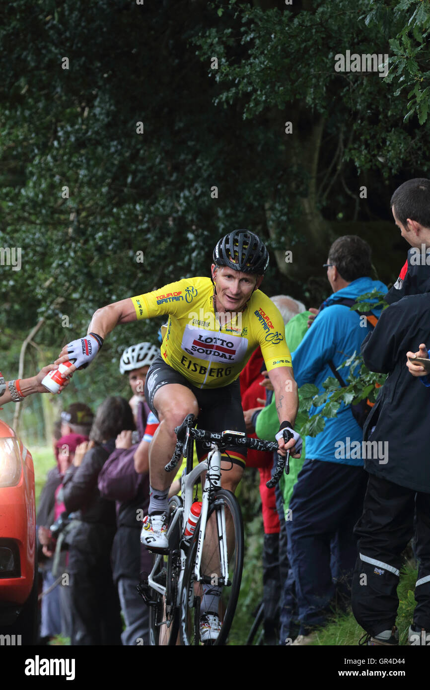 Tour della Gran Bretagna 2016 andre greipel maglia gialla prende mano dalla bottiglia appiccicosa team arrampicata auto la lotta ambleside Foto Stock