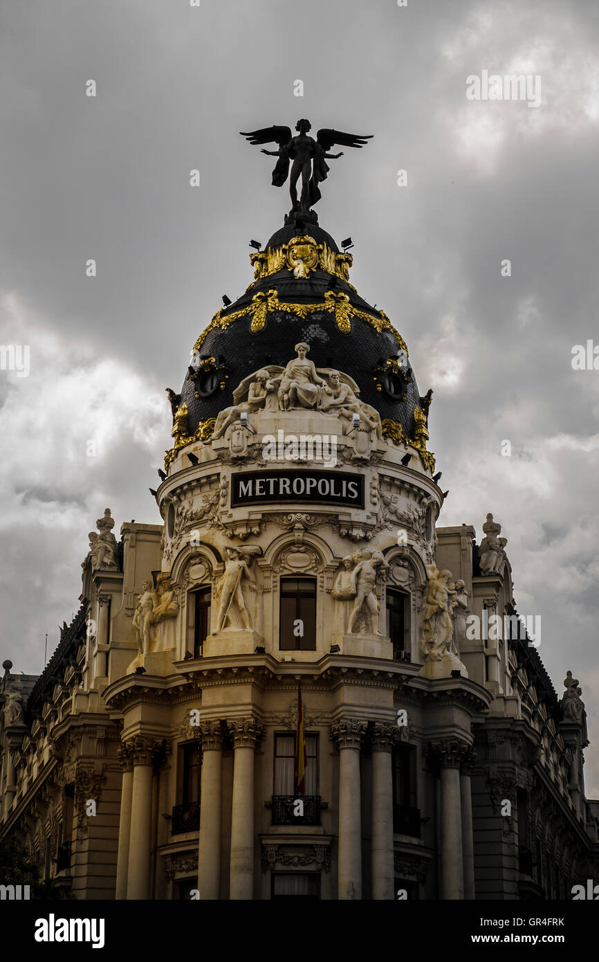 Il metropolis, madrid tipico edificio, oltre cloudscape Foto Stock