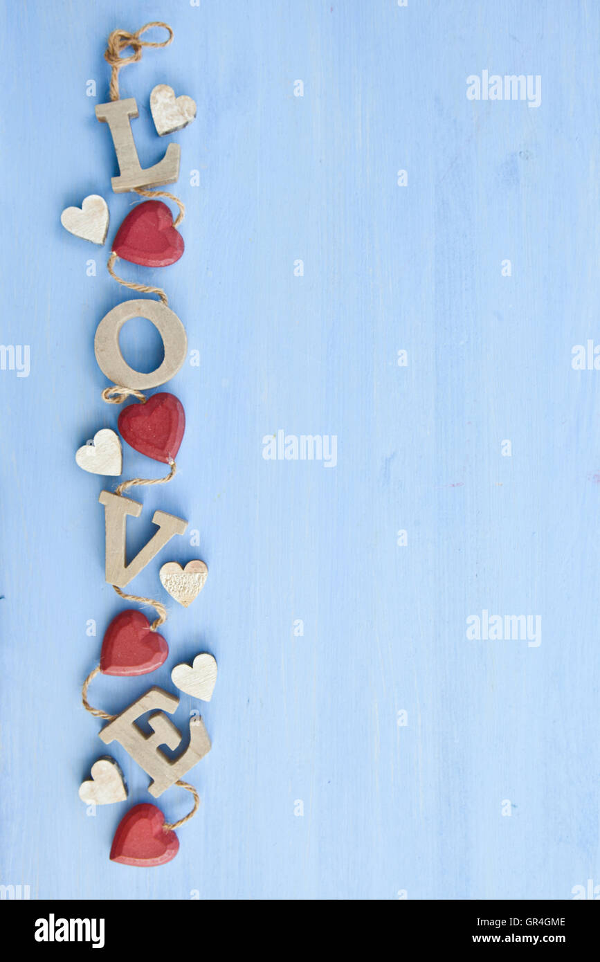 Blu sullo sfondo di legno con amore Foto Stock