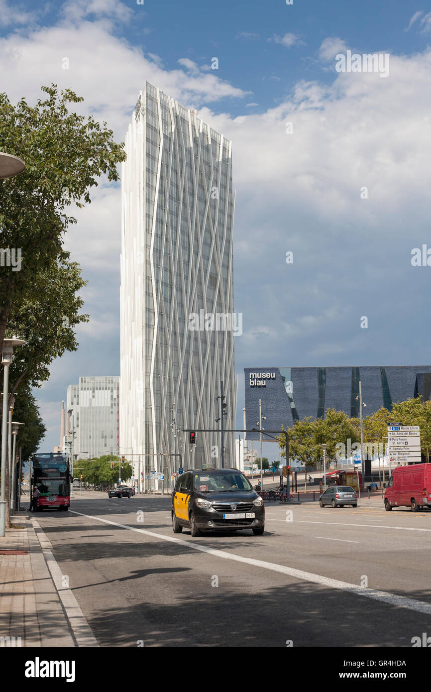 Barcellona, Spagna - Luglio 23, 2016: il traffico alla Diagonal Mar avenue piena di nuova architettura moderna Foto Stock