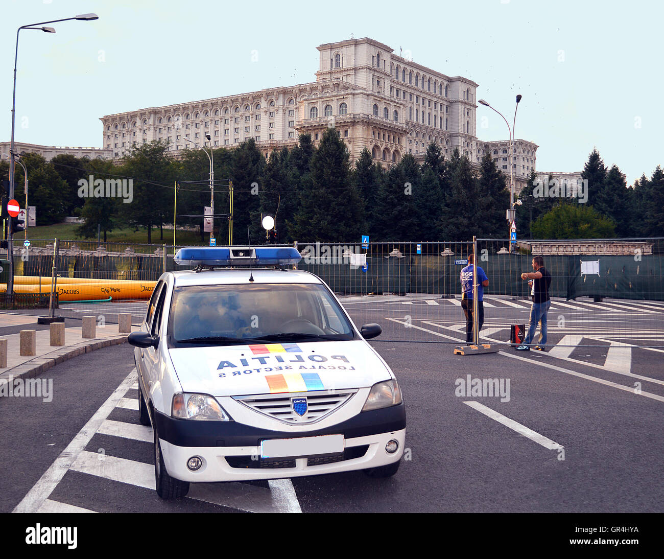 Una Dacia Logan auto della polizia di Bucarest il settore 5 polizia è parcheggiata fuori il Parlamento rumeno Foto Stock