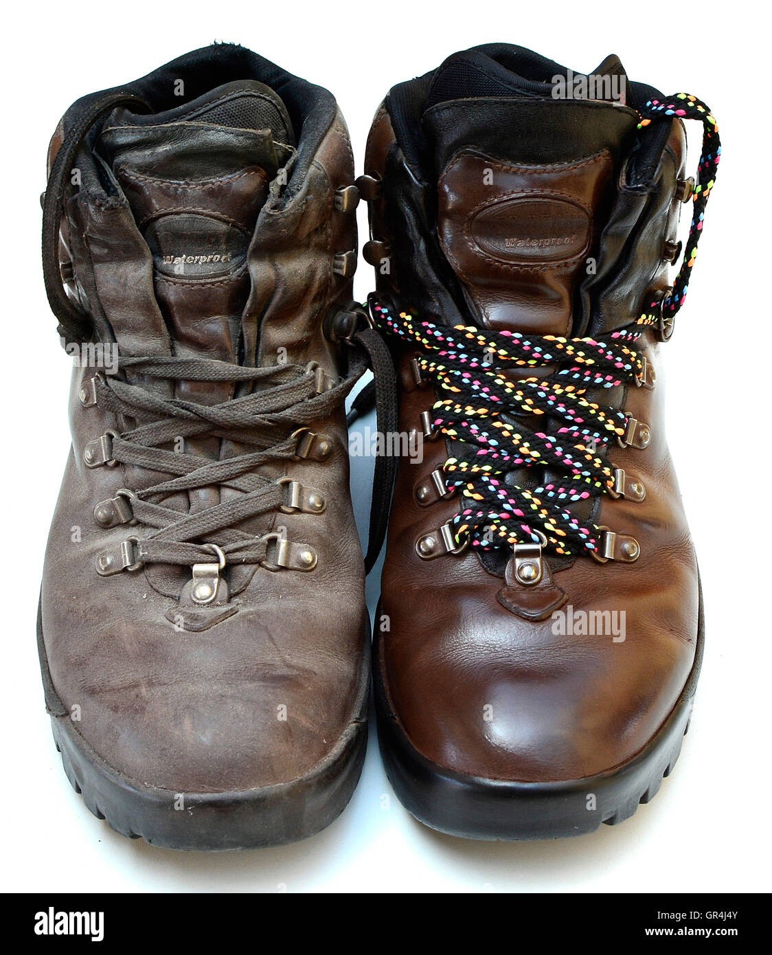 Makeover tema e concetto. Old Dirty boot vs lucidato e realizzato al di sopra di boot con la nuova coloratissima laces. vecchio vs nuovo. sporco vs pulita. Foto Stock
