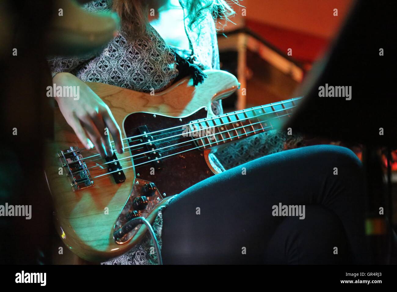 Un musicista di suonare la chitarra e il basso. Foto Stock
