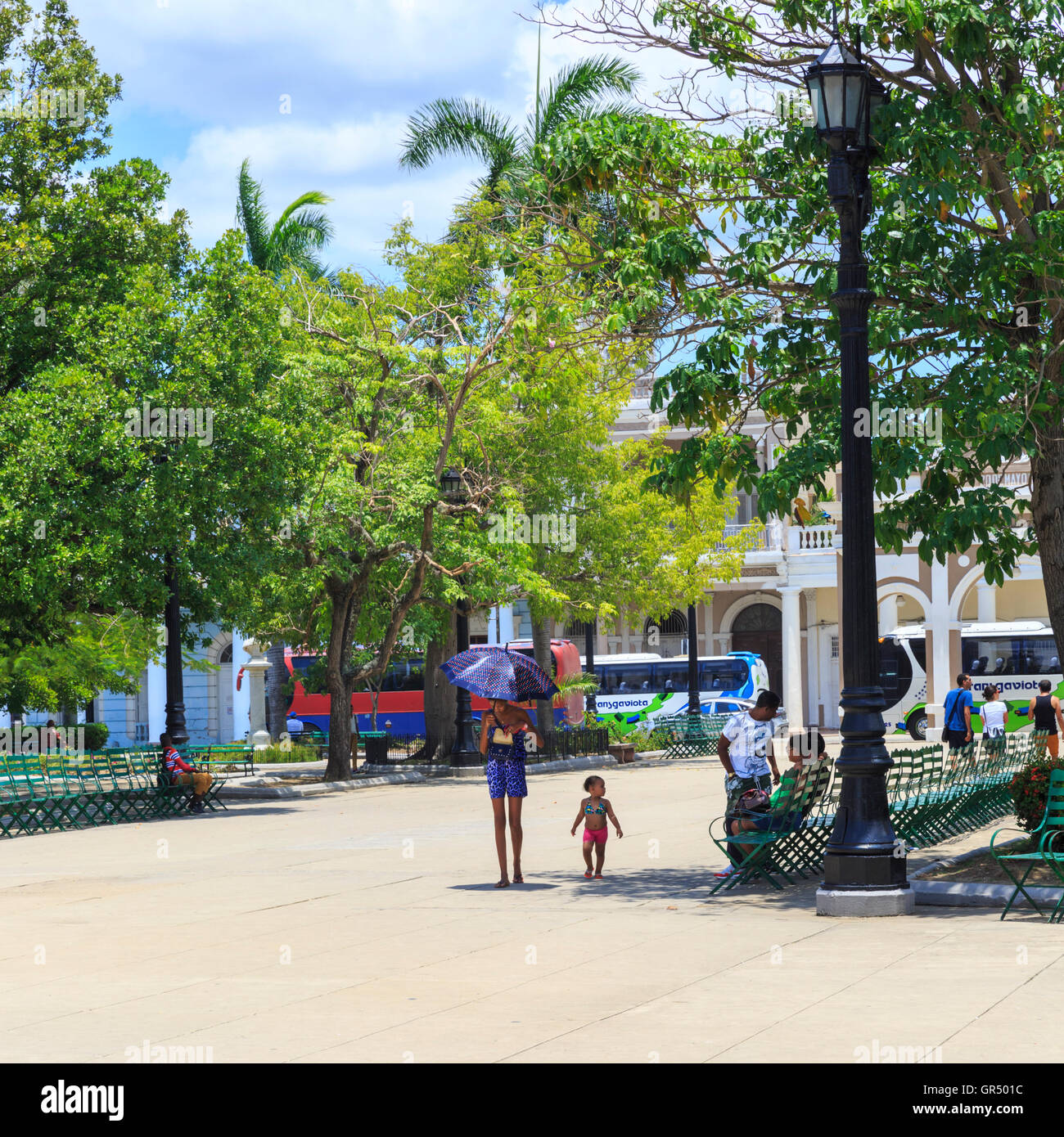 Persone in Parque Jose Marti, parco nel centro storico della città di Cienfuegos, Cuba Foto Stock