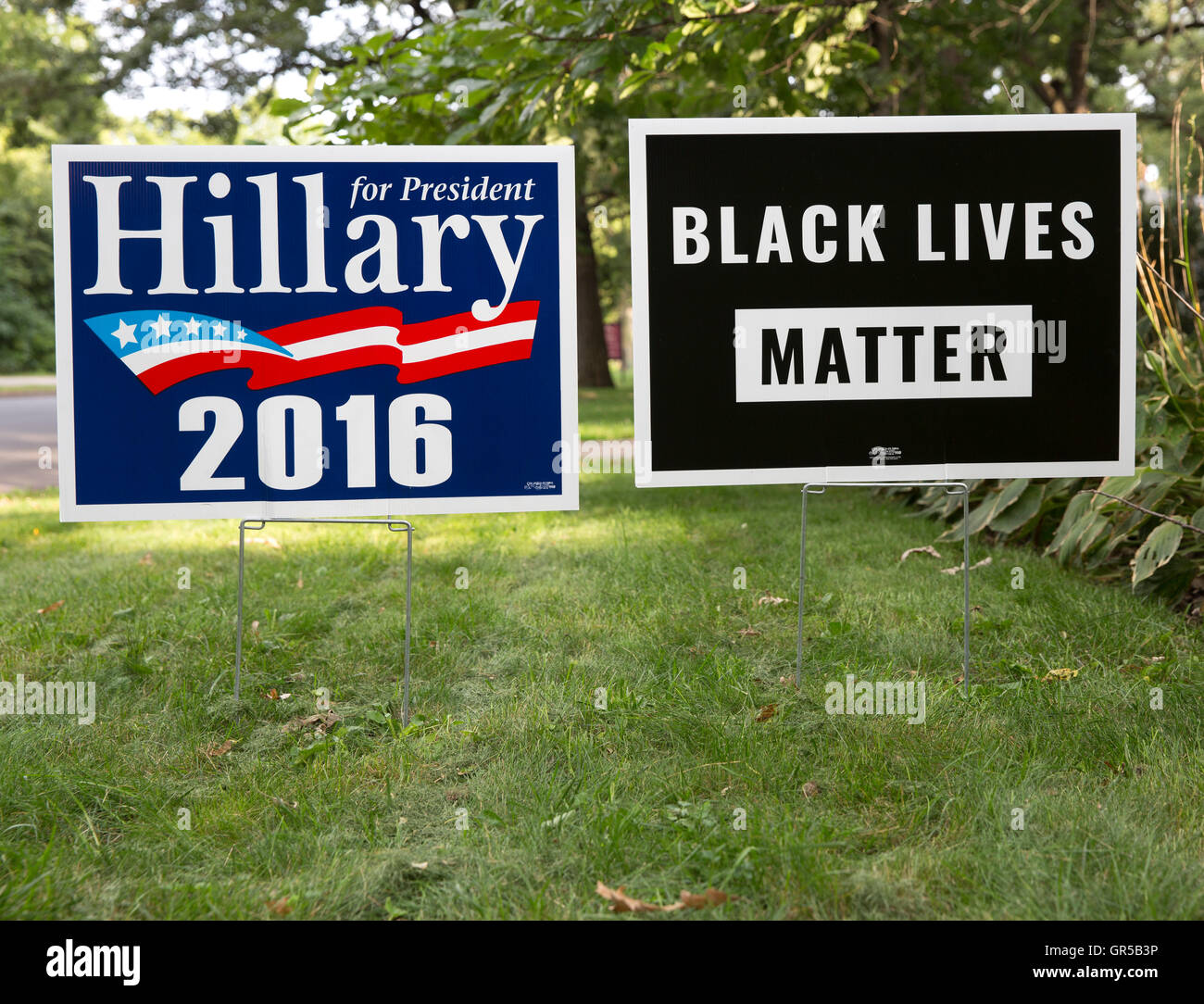 2016 Hillary Clinton per il presidente statunitense e nero vive questione cartelli da giardino Foto Stock
